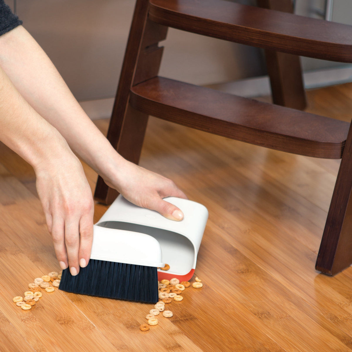 compact-dustpan-and-brush-set-p5 1334280_6_compact_dustpan_brush_set.jpg