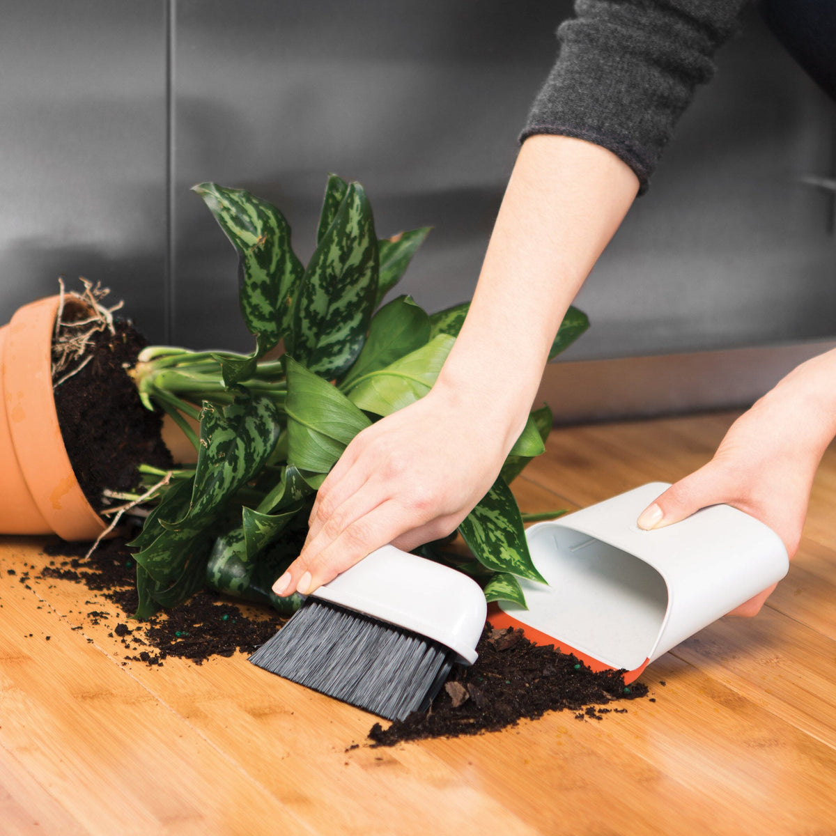 compact-dustpan-and-brush-set-p5 1334280_9_compact_dustpan_brush_set.jpg