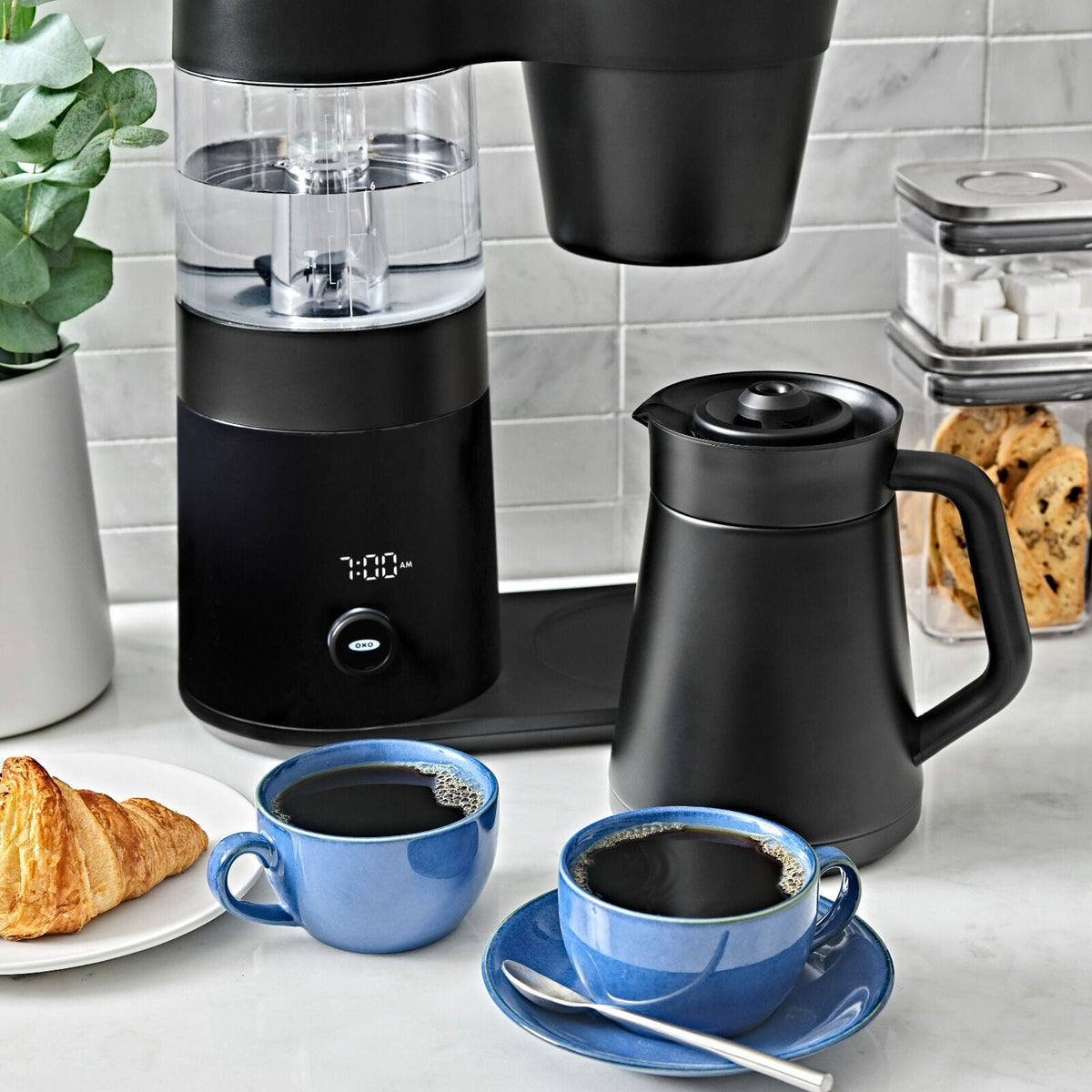 9-cup-coffee-maker-matte-black-d7 brew_8725000_9-cup-coffee-maker-black_pdp_02.jpeg