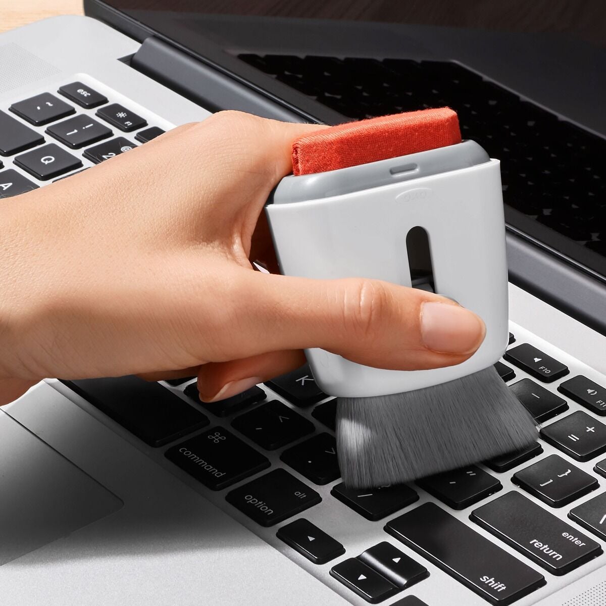 sweep-and-swipe-laptop-cleaner-z0 gg_12246100_9c.jpg