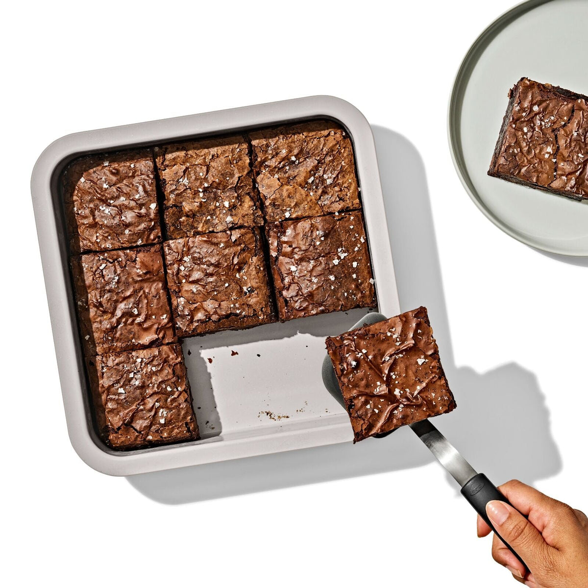 non-stick-pro-ceramic-coated-metal-bakeware-9-square-cake-pan-g2 oxo_9in-square-cake-pan_pdp_03.jpg