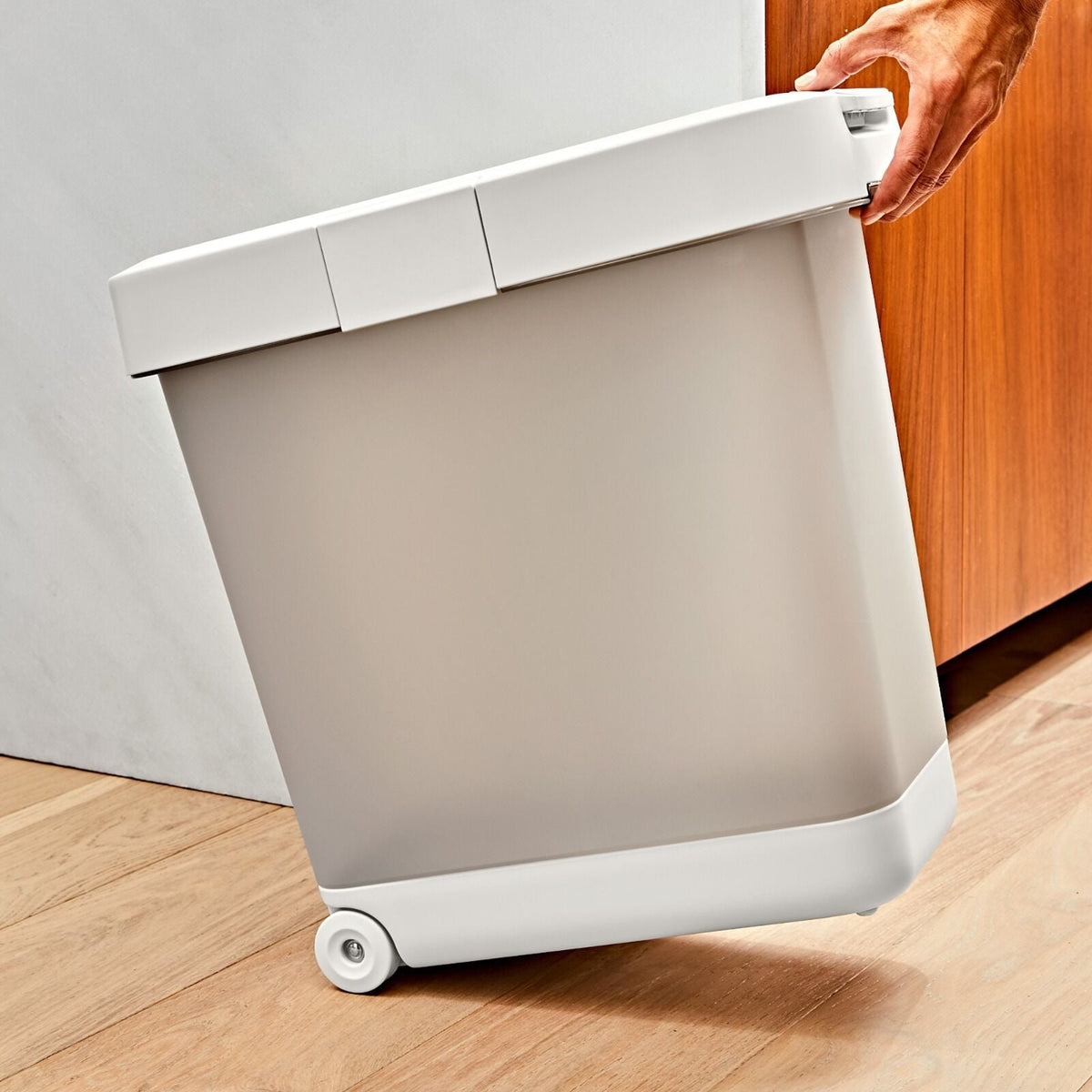 oxo-pet-airtight-food-container-with-scoop-large-d8 pet_7301500_airtight-food-container-large_pdp_05.jpeg