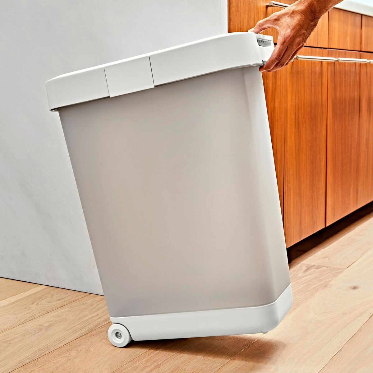 oxo-pet-airtight-food-container-with-scoop-extra-large-f1 pet_7301600_airtight-food-container-extra-large_pdp_05.jpeg